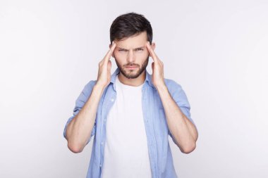 Stüdyo sınavları veya testler için gece ve gündüz, hazırlama baş ağrısı olan yakışıklı beyaz sakallı öğrencinin tapınaklar, sıkma mavi gözlü kameraya acı hayal kırıklığı ifade ile seyir.