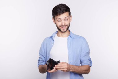 Yakışıklı genç beyaz adam kendinden emin memnun yüz ifadesiyle cüzdanını arıyorsunuz. Sakallı hippi karısı için bir tarih davet edecek onun maaş almak mutludur. İş, para, duygular.