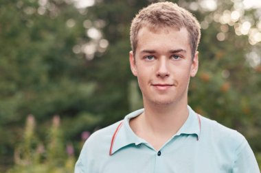 Mavi gözlü genç Avrupa tenis oyuncusu headshot, sabah güneşi ormanında atletik beden eğitim faaliyetle genç yüzü ter damlaları sonra ıslak. Sağlıklı yaşam konsepti. 