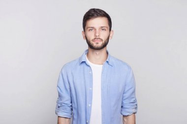 Beyaz esmer yakışıklı olan mavi gözleri, son moda saç modeli ve beyaz stüdyo duvara poz fotoğraf makinesi vasıl ciddi görünümlü sakal portresi. Mezar işadamı işinden gömlek düşüncesinde.