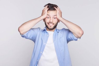 Kafa, korkmuş bir önemli rapor yapmak unutmak süre tutarak aşağı bakıyor terör ve şok, ağız açık tutmak ve göz attı, genç beyaz sakallı adam umutsuz vurguladı.