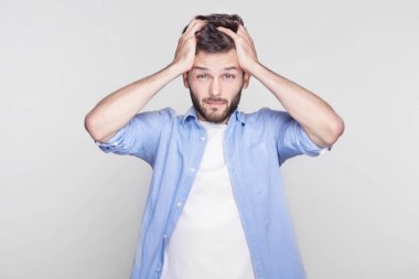 Korkunç hata yapımında hisself suçlamaya sıkışık dişleri ile kapalı ağız baş, elinde tutmak terör ve şok, kameraya bakarak umutsuz vurguladı genç beyaz sakallı adam korkuttu.