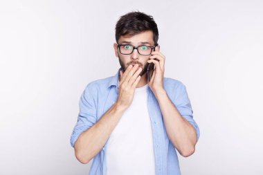 Güçlü insani duygular, duygu ve yüz ifadeleri. Çekici bir beyaz adam şok ve yükselen, açıldı, ağız tutmak benzin fiyatı hakkında haberler ile arama daha beyaz arka plan üzerinde izole üzgün.