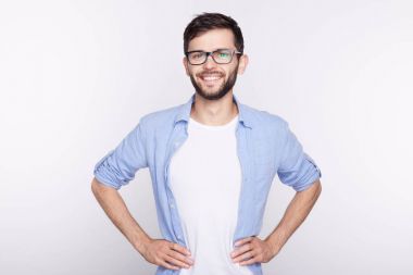 Şık erkek arkadaşı tanıştığıma memnun olmak ifade memnun kameraya gülümseyen mavi gözlü çekici ile sakallı. Hipster yapıyor sakal sırıtan sahip ile neşeli görünüyorsun. Olumlu duygular.