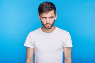 Memnun, kızgın, öfkeli beyaz çekici erkek kamera, dudaklar, kötü ruh, duygu memnun ve öfkeli bir şeyle, sahip pursing çatık, stüdyo portre suçlayarak veya suçlamaya. 