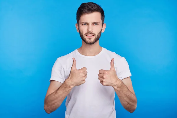 Primer plano retrato de un joven guapo mirando y sonriendo a la cámara, haciendo un gesto de "OK" con ambas manos, mostrando que todo es genial. Emociones humanas positivas y expresiones faciales . — Foto de Stock