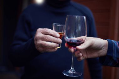 Gözlük ve kızartma, mutlu Festival an, lüks kutlama kavramı holding eller. İnsanlar, erkek, eğlence, arkadaşlık ve kutlama kavramı - içme ve bardakları tokuşturup mutlu erkek arkadaşlar.