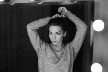 Otantik siyah ve beyaz portre genç karışık yarış kartlarının kadın aynaya bakarak yansıtıyordu. Esmer kadın onun saç yapıyor fotoğraf hazırlanılıyor kayıtsızca, ciddi bir gizemli yüz ifadesi olan giyinmiş