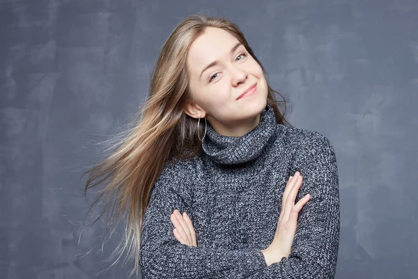 Hermosa Inexperta Joven Rubia Joven Cantante Caucásica Posando Pared Gris — Foto de Stock