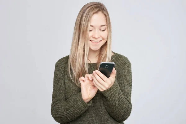 Portret Van Mooie Jonge Blonde Kaukasische Vrouw Een Bericht Aan — Stockfoto