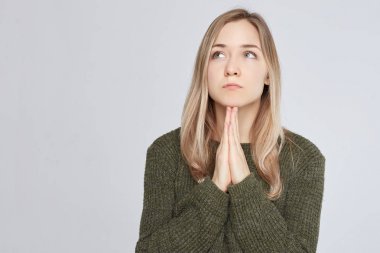 İyi şanslar, sınav için yalvarıyor rahat kıyafetler içinde genç sarışın öğrenci kadın headshot. Yardım ettiğiniz için soran ışık düz saçlı güzel kadın için iyi umuyor. Umutlu, duygusal kadın dua.