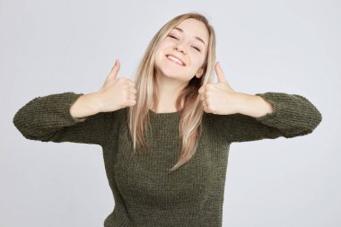 Bu yol daha iyi. Neşeli hevesli güzel genç Avrupa kadın gösterilen sarı saçlı jest kamera, ifade için onun gibi ve fikir veya projenin onayı geniş gülümseyen thumbs up.