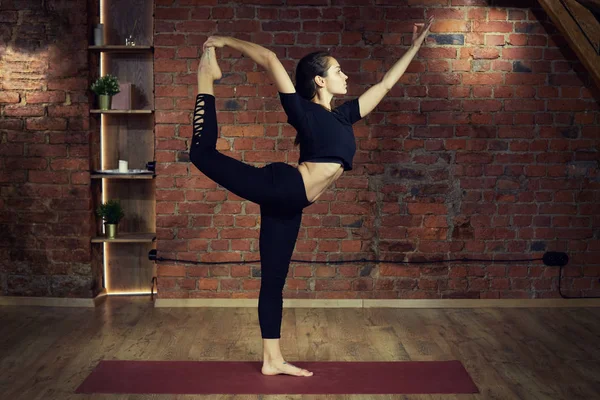 Lugn Atmosfär Och Mediterar Koncept Vilsam Brunett Kvinnlig Känns Yogastudio — Stockfoto