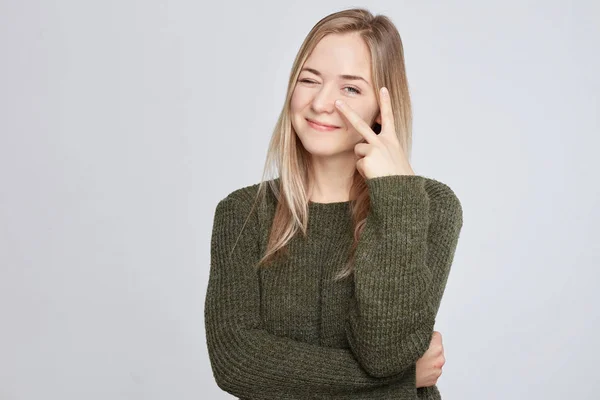 Close Van Geïsoleerde Studio Portret Van Jonge Blonde Kaukasische Vrouw — Stockfoto