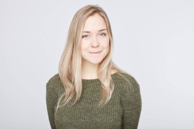 Flört ve beyaz duvar studio arka plan üzerinde izole zevk ile alt dudak ısırma memnun genç erkek. Neşeli beyaz bir kadın mutlu yüz ifadesi olan sabah iyi haber alma.