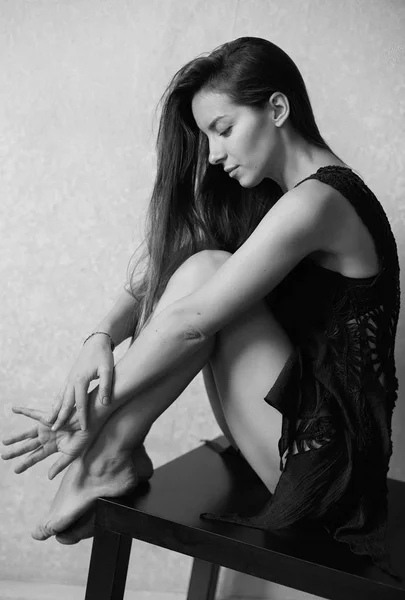 Schwarz Weiße Vertikale Stilvolle Nahaufnahme Frau Mit Füßen Elegante Zierliche — Stockfoto