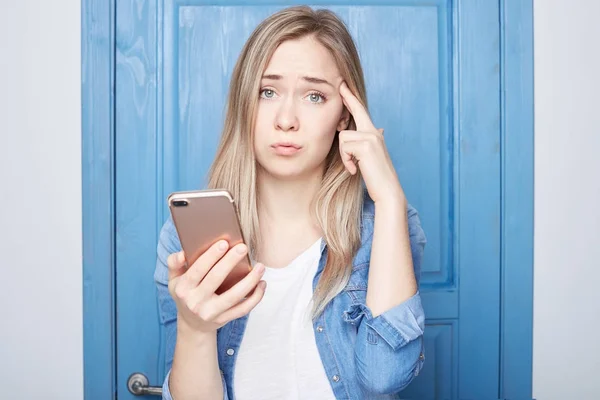 Foto Van Teleurgesteld Vrouw Houdt Haar Hand Hoofd Fronsend Gezicht — Stockfoto