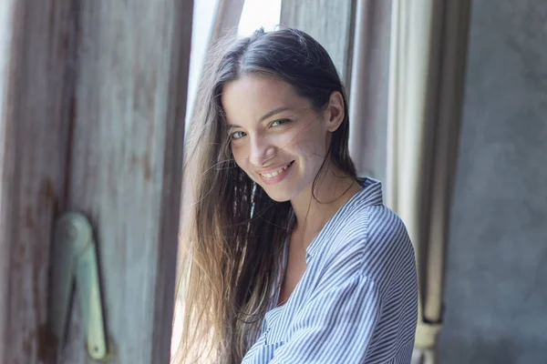 Foto Interior Increíble Mujer Raza Mixta Joven Sofisticada Con Camisa — Foto de Stock