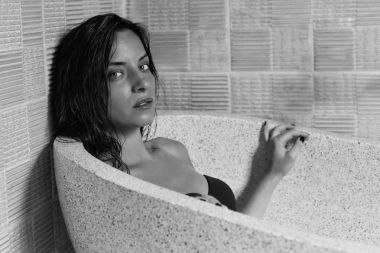 Siyah ve beyaz yakın atış karışık ırk güzel yeşil gözleri ve özel villa, banyoda ıslak esmer saç mistik kameraya bakarak modeli. Reklam için izole. Spa ve güzellik.