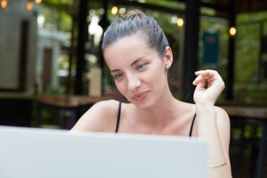 Başarılı genç beyaz veya reklam proje üzerinde yarış kartlarının serbest meslek işleri web mağaza, dizüstü bilgisayar kullanarak modern kafede oturan karışık. Güzel esmer kız öğrencinin sınav açık havada için hazırlanıyor.