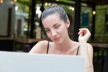 Başarılı genç beyaz veya reklam proje üzerinde yarış kartlarının serbest meslek işleri web mağaza, dizüstü bilgisayar kullanarak modern kafede oturan karışık. Güzel esmer kız öğrencinin sınav açık havada için hazırlanıyor.