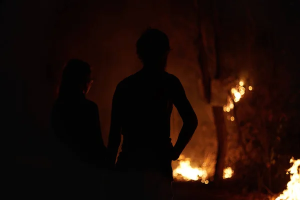 地球着火了 在泰国北部的农民故意观看森林燃烧 破坏自然的非法思想的两个国际游客剪影的背面 — 图库照片