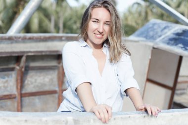 Keyfi yerinde olmak rahat dinlenme park, dağınık saç, geniş bir gülümseme, Avrupa bayanla yakından atış mavi gözlü. Geri kalan döneminde açık hava açık havada hafta sonu pozitif beyaz kadın fotoğrafı sahiptir.