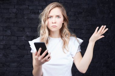 Çekici kadın Yöneticisi ofiste çalışıyor, mesaj, bak endişeyle kameraya, akıllı telefon, hoş olmayan Haberler öğrenirse tutarak alır. Rahatsız genç beyaz bir kadın erkek birlikte cep telefonu kavgalar..