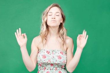 Sakin atmosferi ve kavram meditasyon. Dinlendirici genç sarışın kadın evde olmak rahat hissediyor, lotus poz standları, konsantre olmaya çalışır veya odaklı, gözlerini kapatır, sessizlik sahiptir, denge bulur.