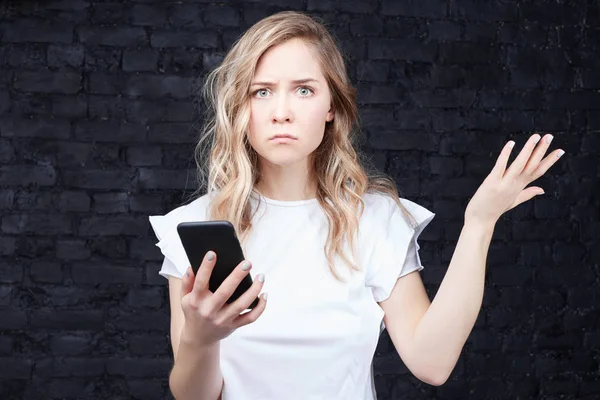 Çekici kadın Yöneticisi ofiste çalışıyor, mesaj, bak endişeyle kameraya, akıllı telefon, hoş olmayan Haberler öğrenirse tutarak alır. Rahatsız genç beyaz bir kadın erkek birlikte cep telefonu kavgalar..