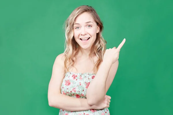 Mujer Emocionada Feliz Con Pelo Largo Ligero Indica Con Dedo —  Fotos de Stock