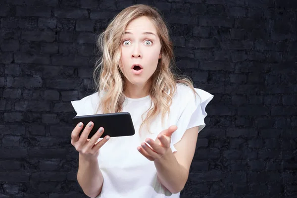 Fotografía Franca Una Mujer Negocios Sorprendida Con Cabello Rubio Ondulado — Foto de Stock