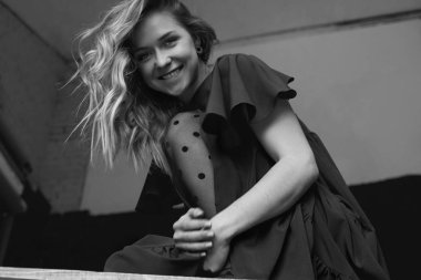 Dalgalı sarı saçları çok memnun kapalı eğleniyor mükemmel dişlerini gösteren geniş ile gülümseyen olmak çekici kadın. Neşeli neşeli kadın sevinçli evlenmek için önerilen sonra heyecanlı. 