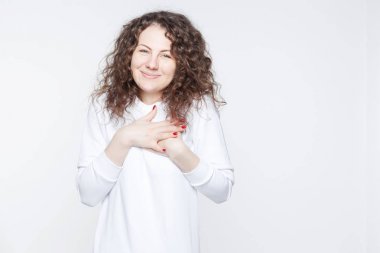 Nasıl iyi huylu erkek çekici görünümü ile seyir hoş fotoğraf makinesi içine memnun ifade ile görünüyor, eller üzerinde kalp tutar, erkek, beyaz izole karşı olumlu duygular ifade eder.