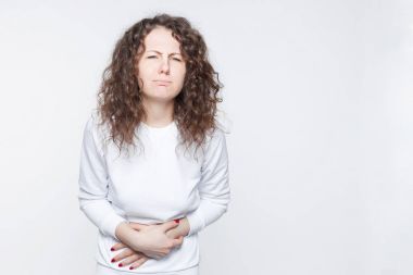 Gıda zehirlenmesi, mide bulantısı ve hastalık kavramı. Genç kadın turist duygu mide ağrısı, ishal--dan Asya ülkede yolculuk sırasında egzotik meyve yedikten sonra acı portresi. İzole atış.