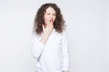 Güzel sarışın kadın ile neşeli utangaç ifade görünür, yol, sevimli gülümsüyor yakışıklı erkek arkadaşı ile ilk tarihi vardır, beceriksizce, beyaz arka plan üzerinde izole hissediyor. Olumlu insan duyguları kavramı.