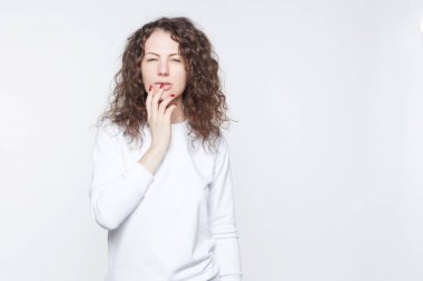 Skandal, olacak Amerikan esmer kadın kıvırcık saçları görünüyor kuşkuyla içine kamera, ihanet, şüpheliler kocası ile kıskanç, beyaz arka plan üzerinde izole olma. Güzellik ve gençlik kavramı.