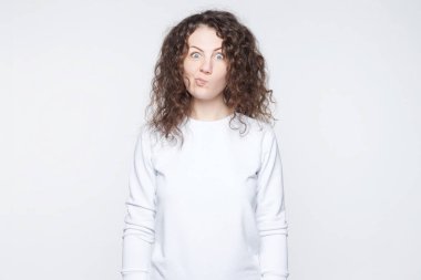 Şaşkın şok genç erkek fotoğraf makinesi, büyük satış, kayıtsızca, beyaz stüdyo arka plan üzerinde izole giyinmiş görmek şaşkınlık dinleme cihazı gözlerle bakar. Duygusal şüpheli kadın kapalı poz.