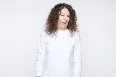 Esmer kadın rahat kıyafetler tiksinme, isteksizlik, ifade içinde sevmemek, tensive göz papatyanın yüz sahip göz ardı. Hoş görünümlü bir şey iğrenç kızgın bakarak Kafkas kadın