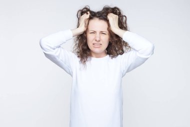 Genç beyaz kadın ile headshot ifade, çizikler baş ve çığlıklar yüksek sesle, yanlış yapıyor, hatalar, beyaz arka plan üzerinde izole pişmanlık rahatsız. Negatif insan duyguları, reaksiyon kavramı.