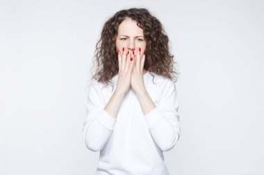 Şaşkın şok genç erkek kırmızı çivi gösterir tehlikeli bir şey vardır ya da korkunç, yana doğru dik dik bakıyor, eller, kötü haber beyaz arka plan üzerinde izole duyunca şok ağzıyla kapsar. İnsan ifadeleri.