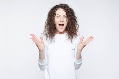 Genç kadın hareketleri aktif olarak oldukça çok memnun erkek, bakışları aracılığıyla kıvırcık saçlar, beklenmeyen hediye almak için sürpriz mutlu ifade vardır. İnsanlar, duygular, büyük bir heyecan kavramı.