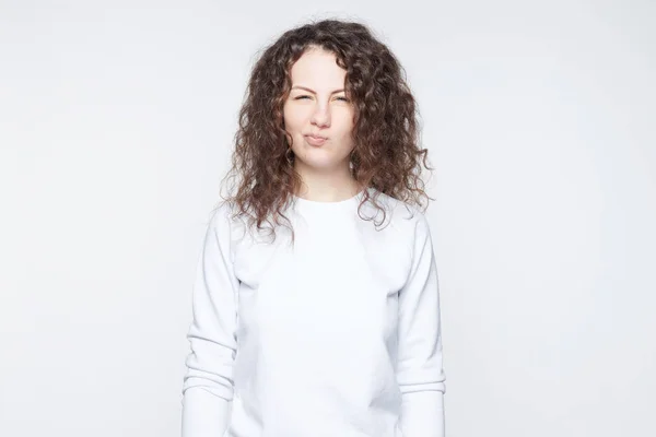 Tiro Isolado Esposa Irritada Segurando Com Cabelo Encaracolado Tendo Olhar — Fotografia de Stock