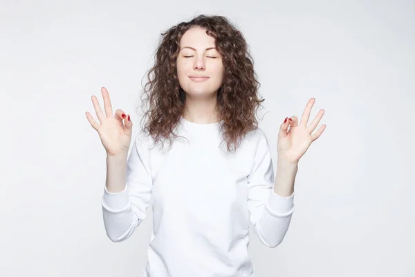 Yoga Meditazione Bella Giovane Donna Vestita Con Disinvoltura Che Tiene — Foto Stock