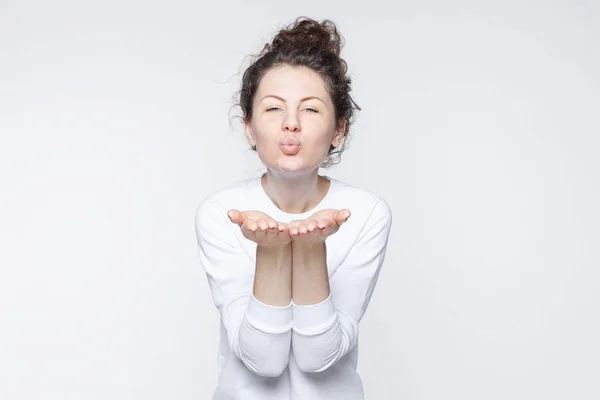 Indoor Colpo Piacere Attraente Donna Tondo Labbra Con Entrambe Mani — Foto Stock