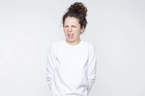 Mujer Gruñona Mostrando Disgusto Mientras Frunce Ceño Con Insatisfacción Mostrando — Foto de Stock