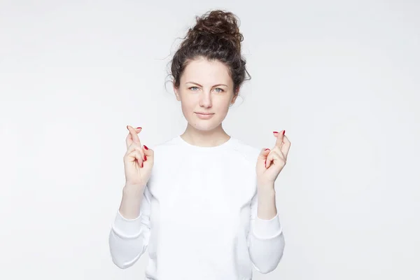 Retrato Mujer Joven Positiva Europea Mantiene Los Dedos Cruzados Coloca — Foto de Stock