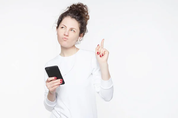 Innenaufnahme Einer Attraktiven Lockigen Frau Mit Glücklichem Gesichtsausdruck Die Elektronischen — Stockfoto