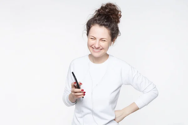 Feliz Joven Modelo Femenino Caucásico Con Amplia Sonrisa Ríe Alegremente —  Fotos de Stock