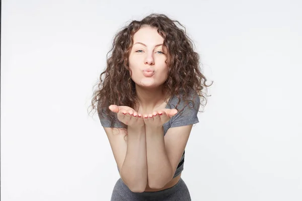 Joven Atractiva Mujer Europea Posando Con Beso Los Labios Vistiendo — Foto de Stock